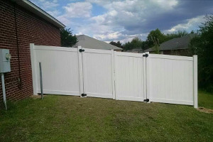 Vinyl fence in Navarre